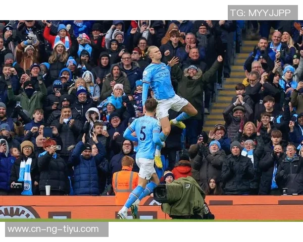 哈兰德晒曼城配色圣诞帽庆祝照为2025年胜利收官添彩